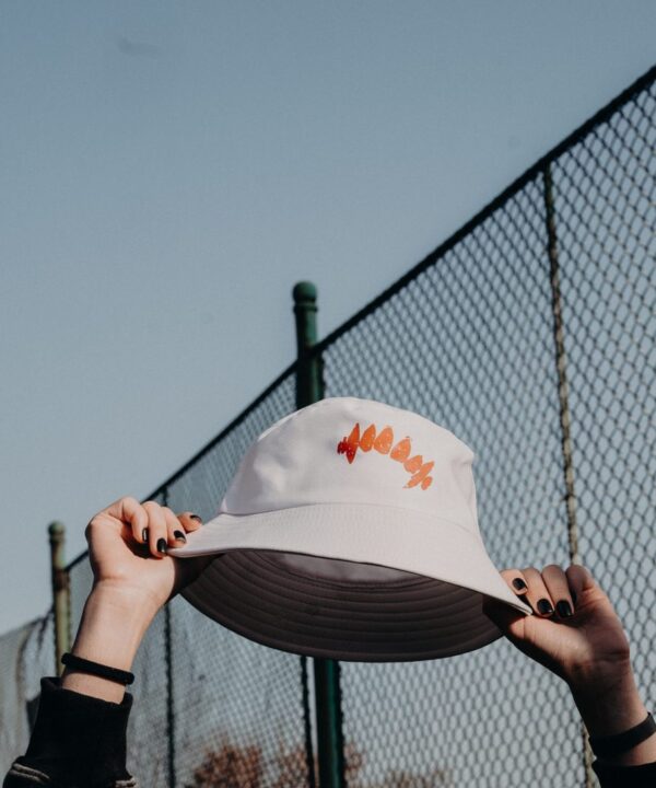 Бяла Идиотка "WE HUNGER" в червено