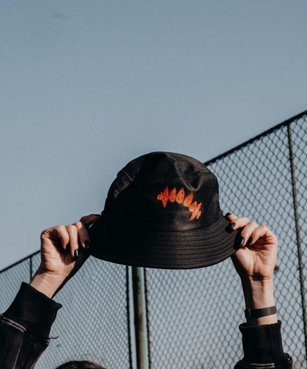 Черна Идиотка "WE HUNGER" в червено