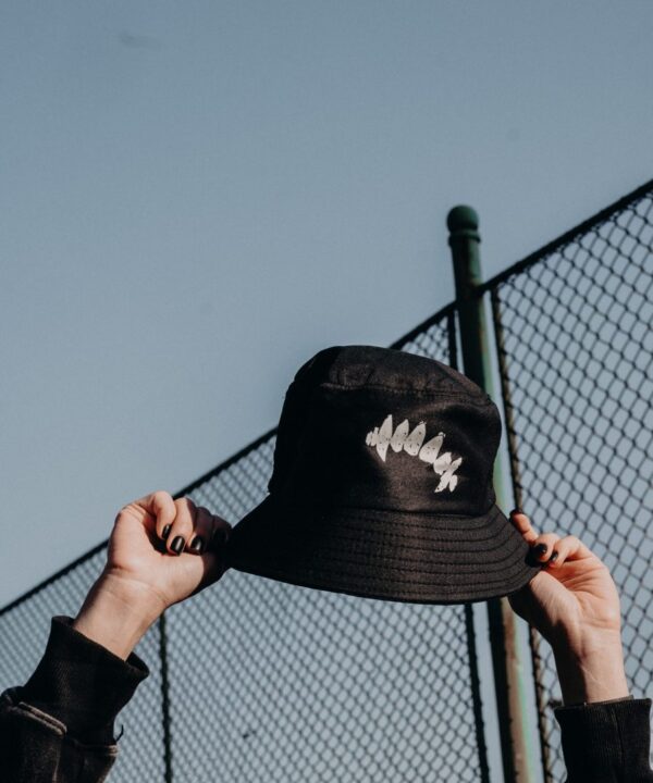 Черна Идиотка "WE HUNGER" в бяло