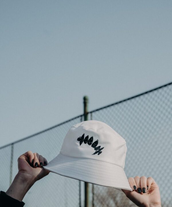 Бяла Идиотка "WE HUNGER" в черно